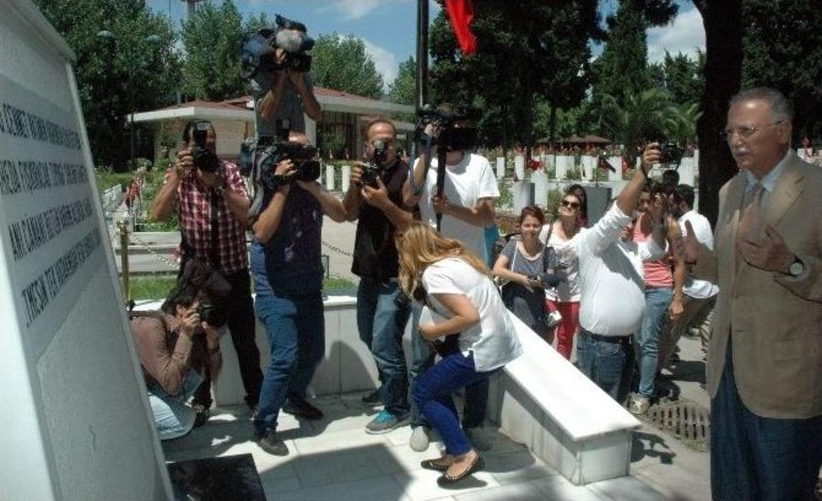 İhsanoğlu, Edirnekapı Şehitliğini Ziyaret Etti