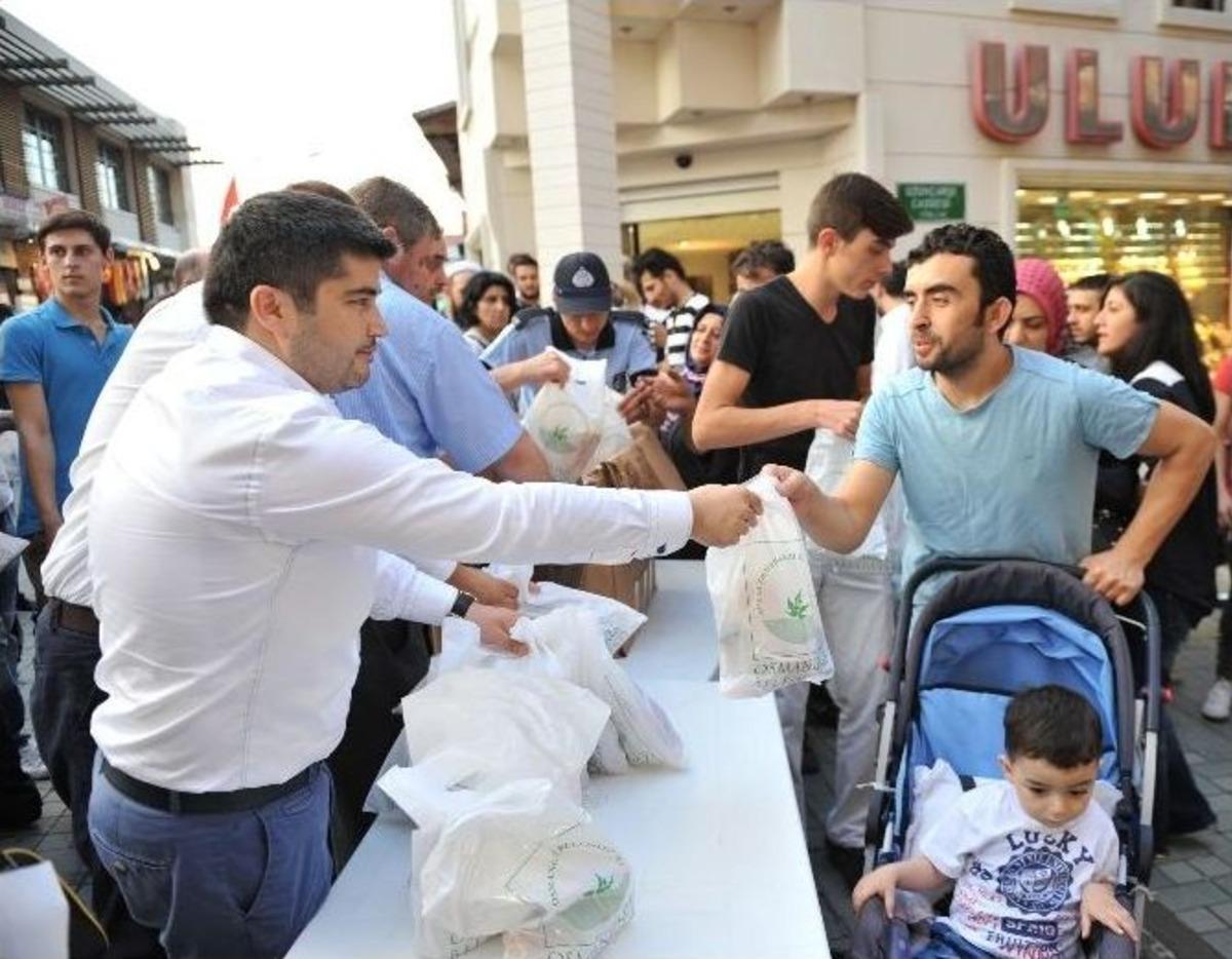 Osmangazi Belediye Başkanı D&uuml;ndar İftariyelik Dağıttı