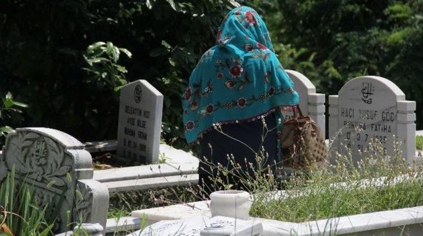 Mezarlıklarda H&uuml;z&uuml;nl&uuml; Arefe