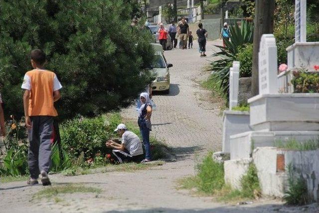 Mezarlıklarda Hüzünlü Arefe