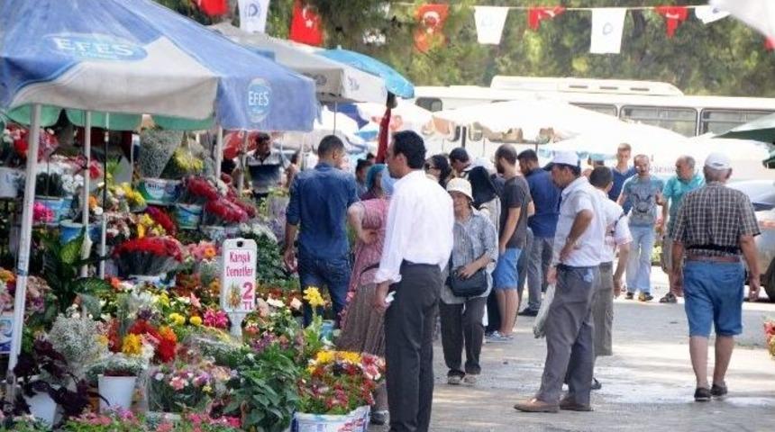 Antalya&rsquo;da Mezarlıklara Ziyaret&ccedil;i Akını