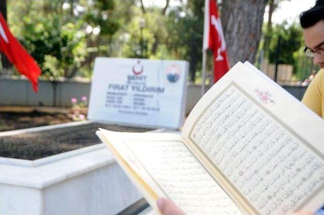 Antalya’da Mezarlıklara Ziyaretçi Akını
