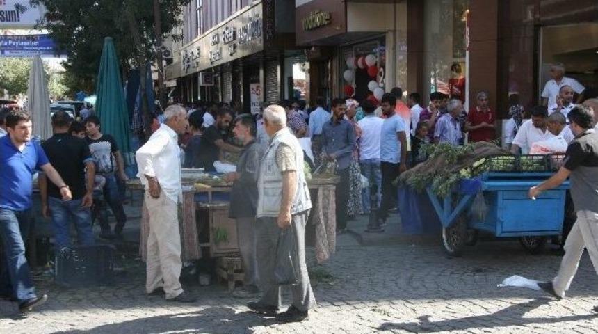 Diyarbakır&rsquo;da Bayram Alışverişi Esnafı Sevindirdi