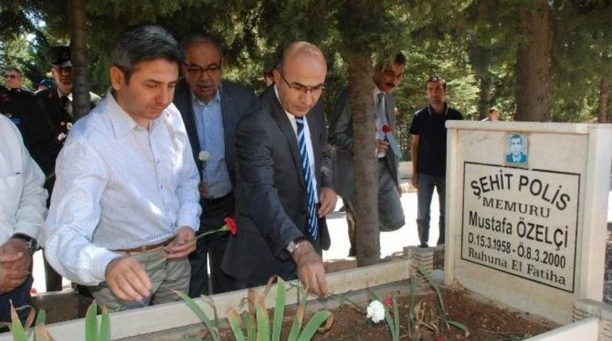 Vali Demirtaş Ve İl Protokol&uuml;nden Şehitlik Ziyareti