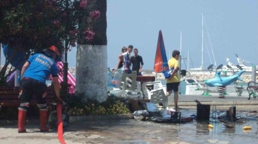 Kuşadası&rsquo;nda Korkutan Seyyar Yangını
