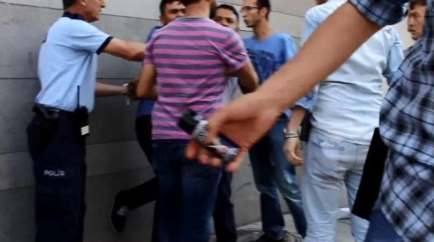 Kavgadan Sonra Etrafa K&uuml;f&uuml;rler Yağdıran Şahıs G&uuml;ven Timleri Tarafından Etkisiz Hale Getirildi