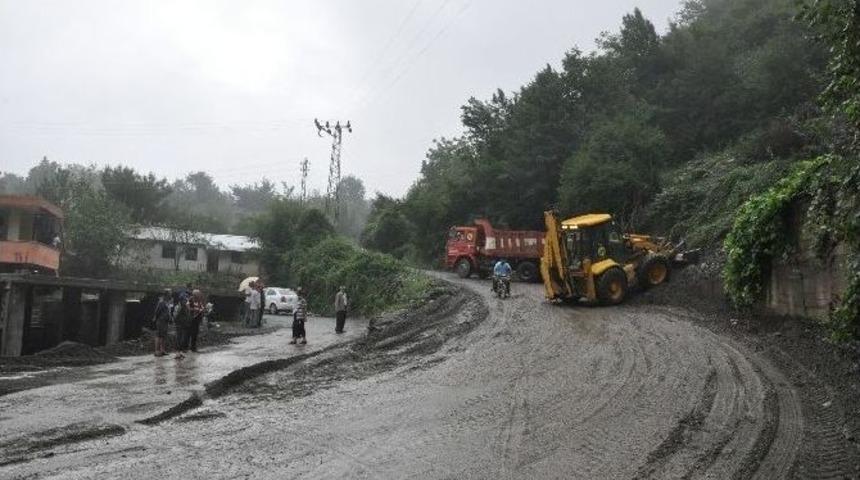 D&ouml;rtyol'da Yağmur Yayla Yolunu Kapattı