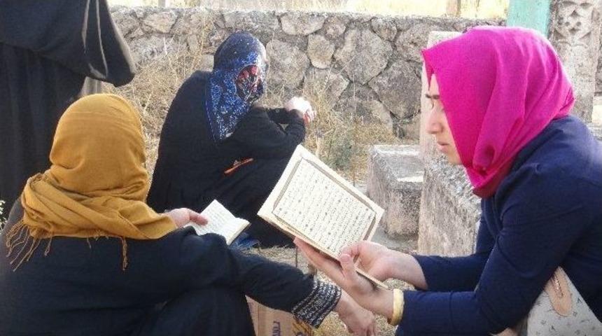 Vatandaşlar Arife G&uuml;n&uuml; Mezarlıklara Akın Etti