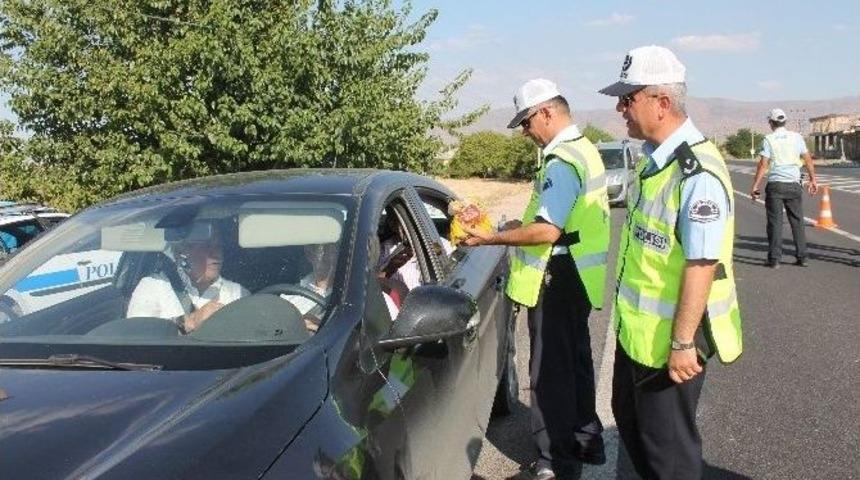 Elazığ&rsquo;da Polisler Şeker Dağıttı