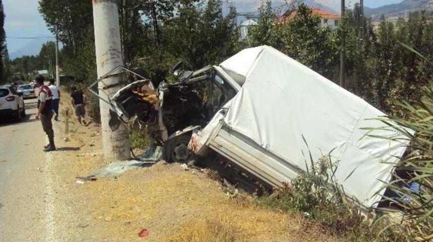 Kamyonet Elektrik Direğine &Ccedil;arpıp Dereye U&ccedil;tu: 1 Ağır Yaralı