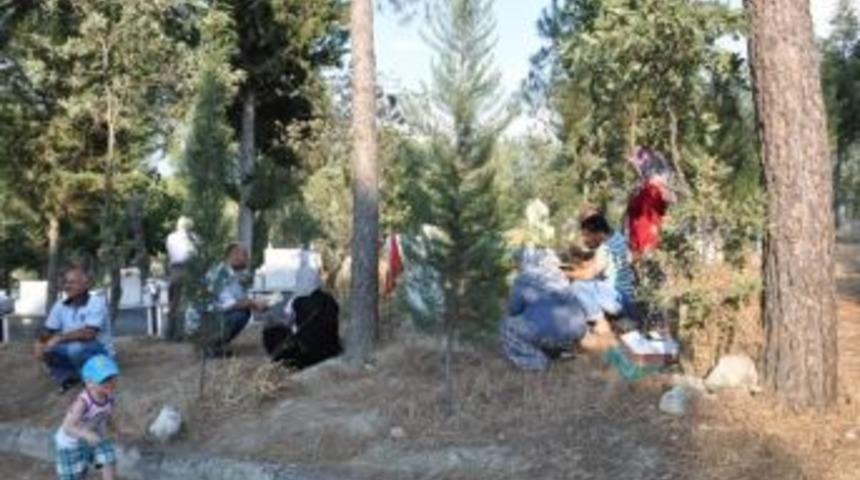 Selendi Mezarlığına Ziyaret&ccedil;i Akını