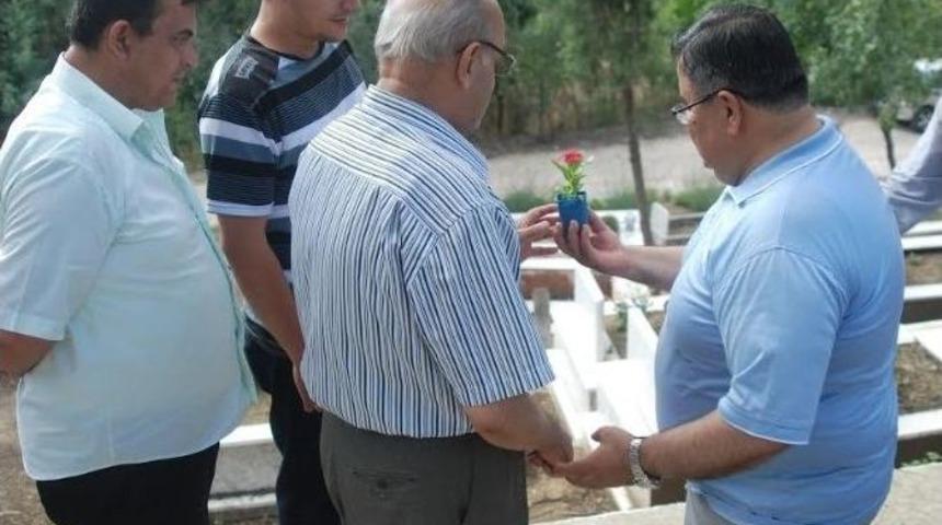 Başkan Yağcı Mezarlık Ziyaretlerine Gelenleri &Ccedil;i&ccedil;ekle Karşıladı