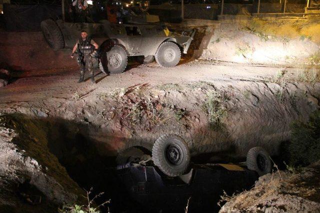 Hakkari'de Polis Aracı Devrildi: 2 Yaralı