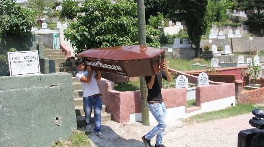 Yaşıtları Parkta Onlar Bayram Har&ccedil;lığı İ&ccedil;in Mezarlıkta