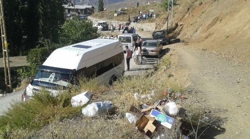 Mezarlık Ziyaretine Gittiler &Ccedil;evreyi Kirlettiler