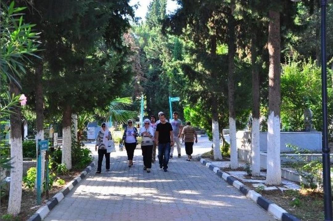 Manisalılar Mezarlıklara Akın Etti
