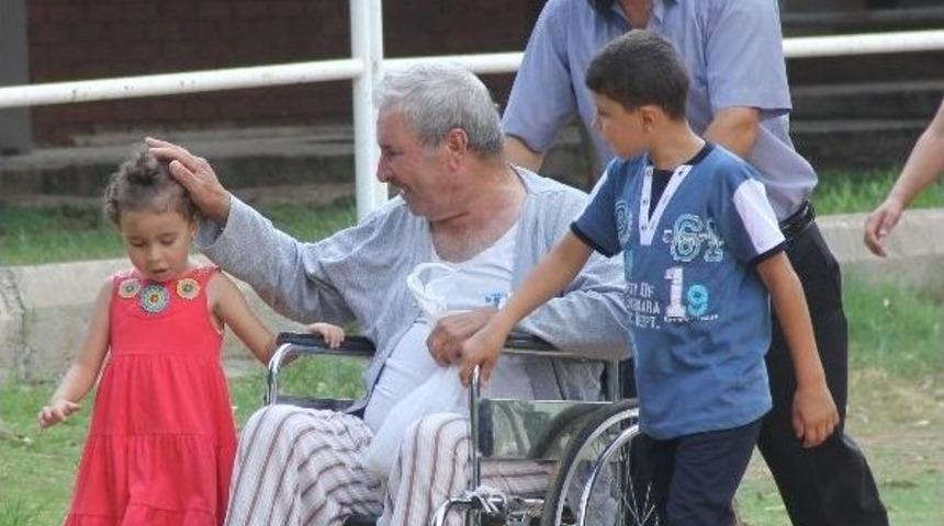 (özel Haber) Yoğun Bakımdan Çıkıp Torunlarıyla Bayramlaştı