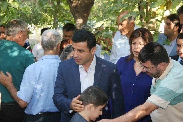 Cumhurbaşkanı Adayı Demirtaş Diyarbakır’da Bayramlaştı