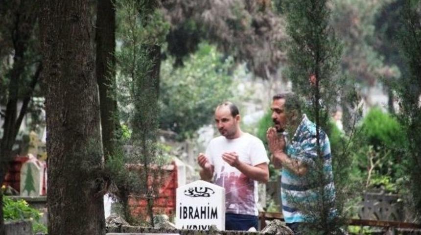 Bayramda Mezarlıklar Doldu Taştı