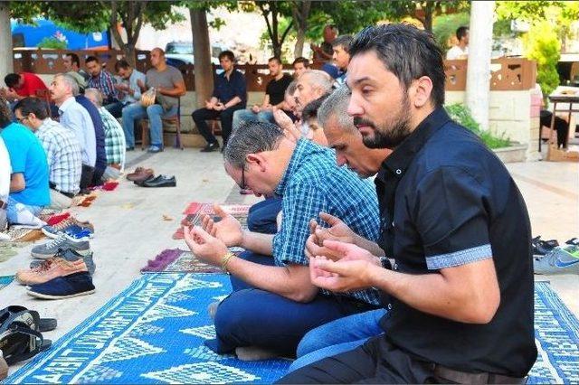 Acının Merkezi Soma&rsquo;da İlk Bayram Namazı 2