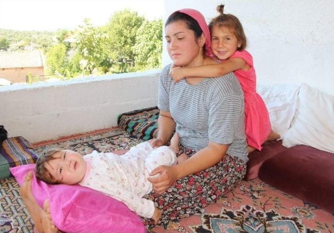 &Ccedil;ocuk Gelin Olup &Ccedil;ocuklarıyla Ortada Kalan Gen&ccedil; Kadın Bayramı Boynu B&uuml;k&uuml;k Ge&ccedil;irdi