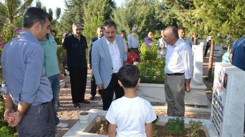 Şehitlikte H&uuml;z&uuml;nl&uuml; Bayramlaşma