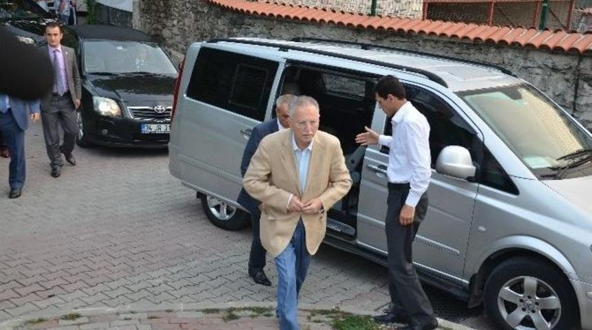 İhsanoğlu, Bayram Namazının Ardından Fırından Ekmek Aldı
