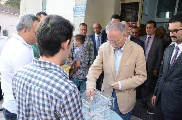 İhsanoğlu, Bayram Namazının Ardından Fırından Ekmek Aldı