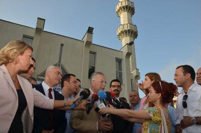 İhsanoğlu, Bayram Namazının Ardından Fırından Ekmek Aldı