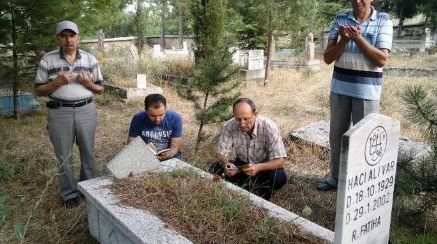 Arefe G&uuml;n&uuml; Mezarlıklar Doldu Taştı