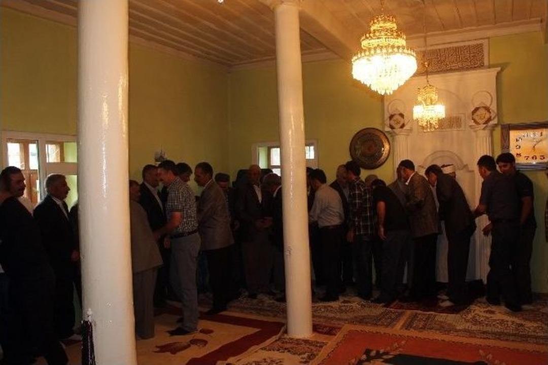 K&ouml;y Camisinde Bayramlaşma Geleneği