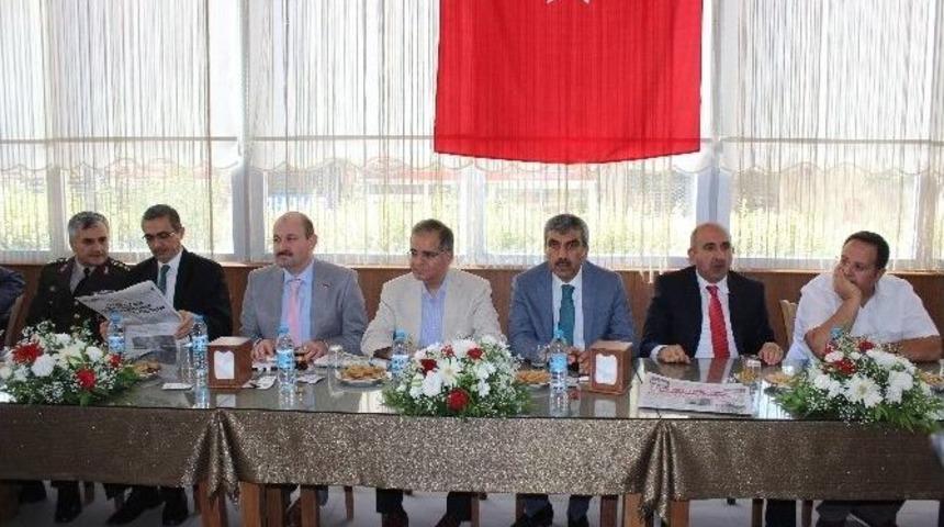 Kilis'te Protokol &Uuml;yeleri Ve Vatandaşlar Bayramlaştı