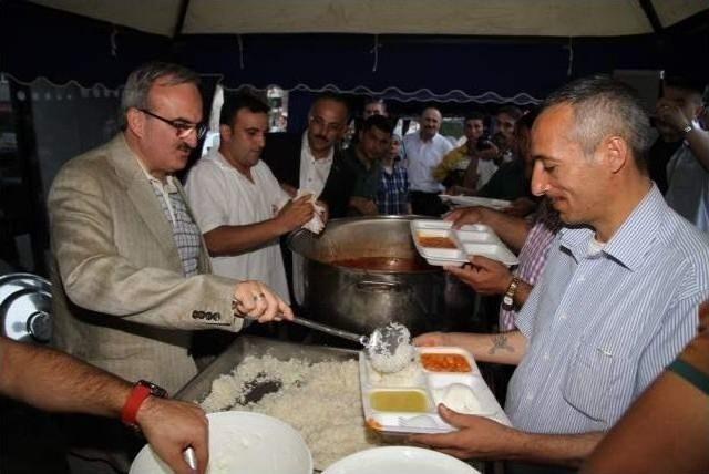 Vali Karaloğlu Son İftarı Kendi Elleriyle Dağıttı