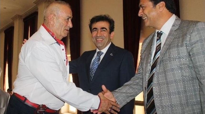 Vali G&uuml;zeloğlu, Kamu G&ouml;revlileri Ve Vatandaşlarla Bayramlaştı