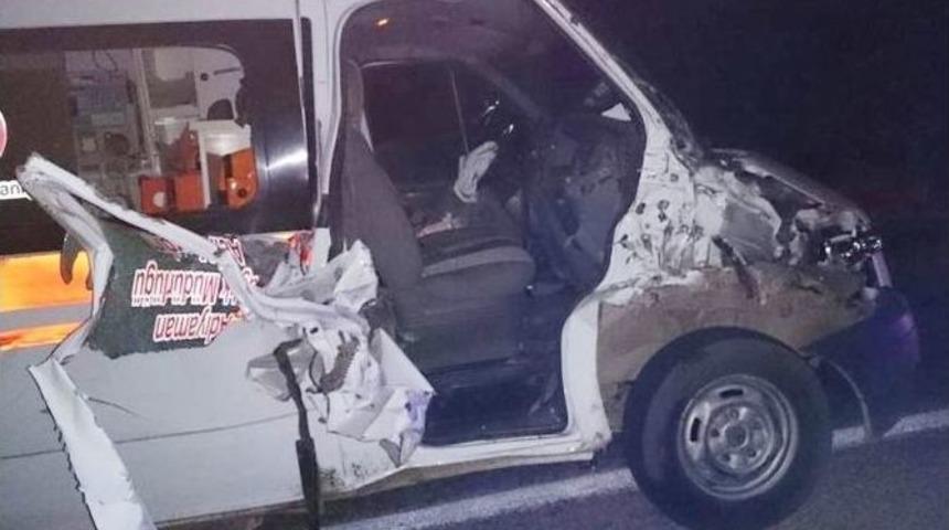 Ambulans Trakt&ouml;re Arkadan &Ccedil;arptı: 1 Yaralı