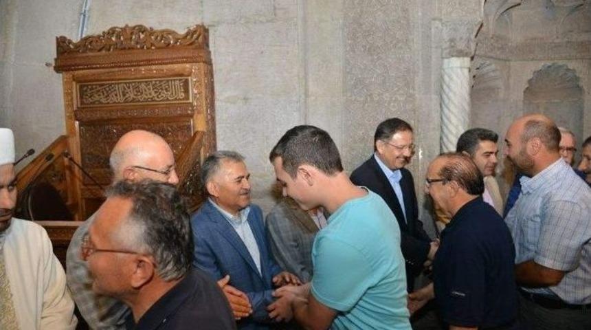 Melikgazi Belediye Başkanı B&uuml;y&uuml;kkılı&ccedil; Bayram Namazını Hunat Caminde Kılarak, Vatandaşlarla Bayramlaştı