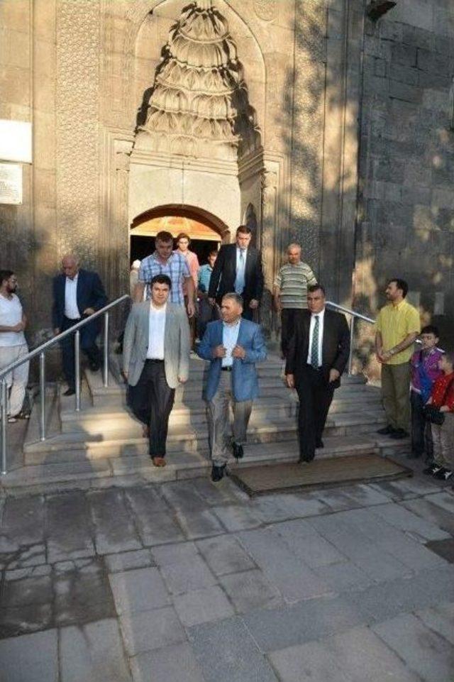 Melikgazi Belediye Başkanı B&uuml;y&uuml;kkılı&ccedil; Bayram Namazını Hunat Caminde Kılarak, Vatandaşlarla Bayramlaştı 1