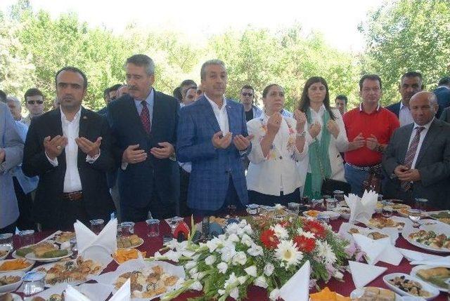 Bakan Eker Diyarbakır’da Halkla Bayramlaşma Törenine Katıldı