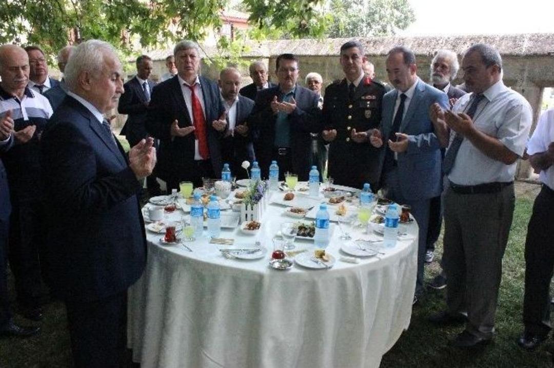 Edirne Protokol&uuml;, Selimiye Camii Bah&ccedil;esinde Bayramlaştı