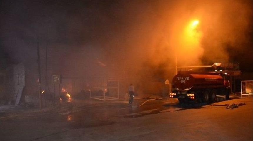 Halılar Yanarak K&uuml;l Oldu