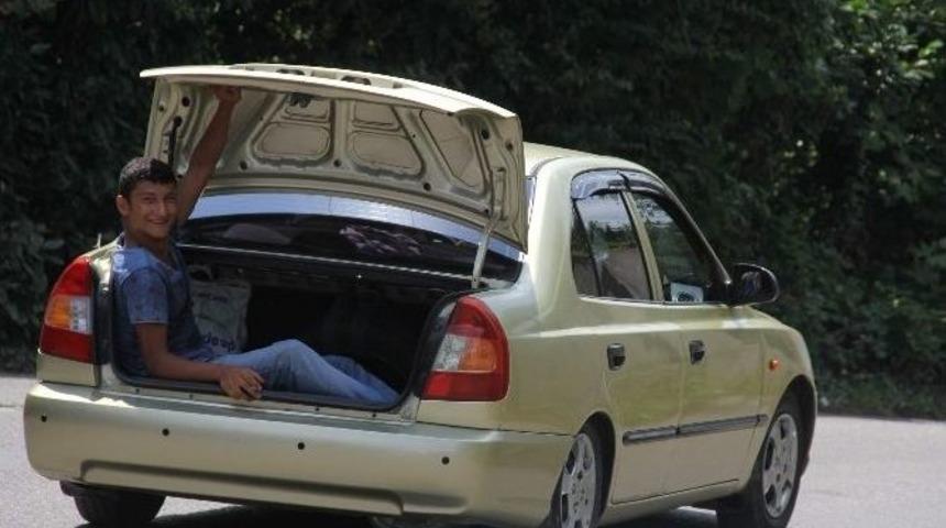 Otomobilin Bagajında Yolculuk Etti