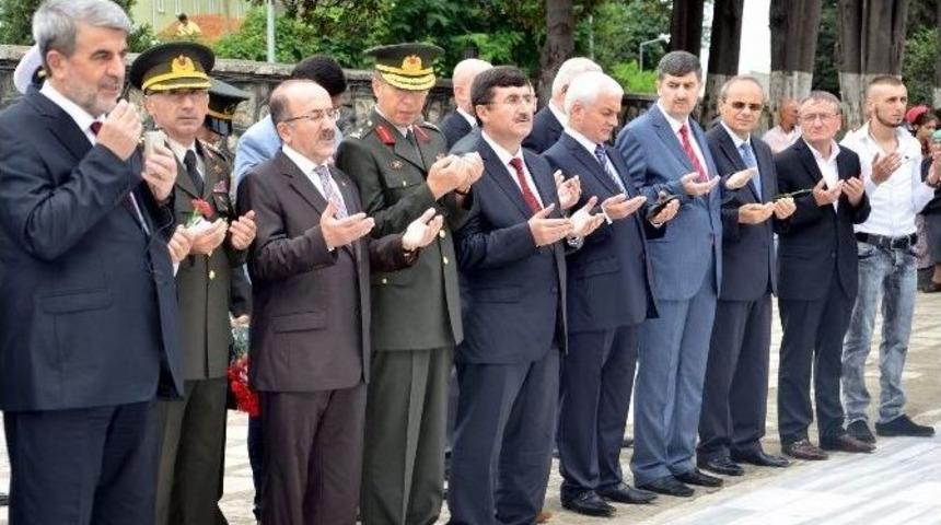 Trabzon'da Protokol Ve Halk Bayramlaştı