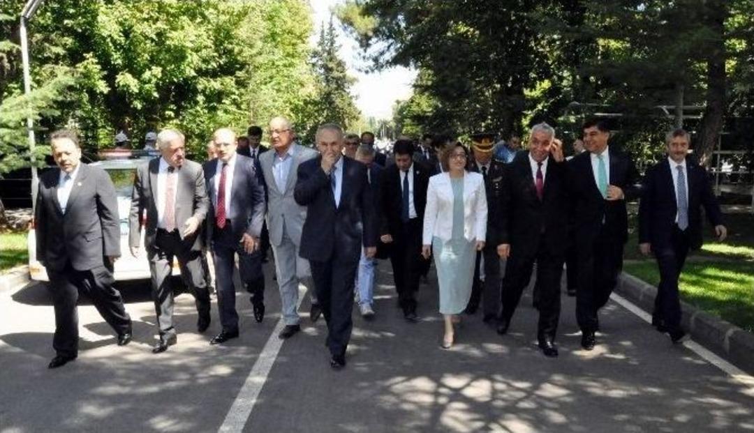 Vali Ata: &ldquo;bu Bayramı &Uuml;z&uuml;nt&uuml;, Acıyla Kutluyoruz&rdquo;