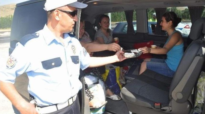 Yozgat&rsquo;ta Polisler S&uuml;r&uuml;c&uuml;leri İkram İ&ccedil;in Durdurdu