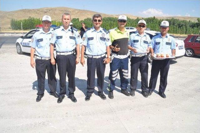 Yozgat’ta Polisler Sürücüleri İkram İçin Durdurdu