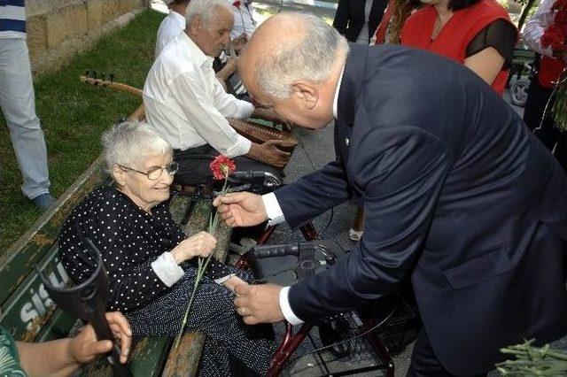 Türk Kızılayı Bayramda Yaşlıları Unutmadı 1