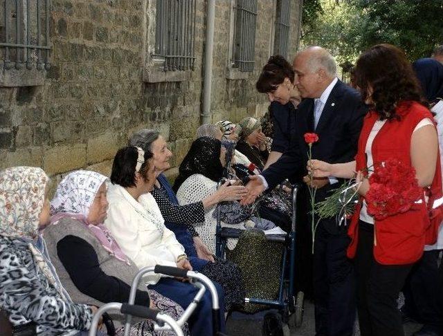 Türk Kızılayı Bayramda Yaşlıları Unutmadı 3
