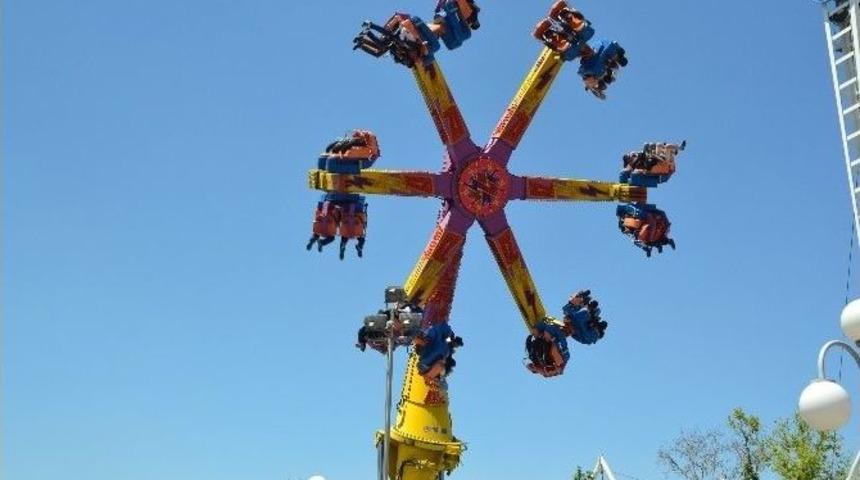 Bayramda &Ccedil;ocuklar Gen&ccedil;lik Parkında Doyasıya Eğlendi