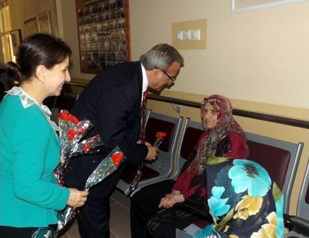 Bursa Valisi M&uuml;nir Karaloğlu, Bayramda Huzur Evi Sakinleri Ve &Ccedil;ocukları Unutmadı