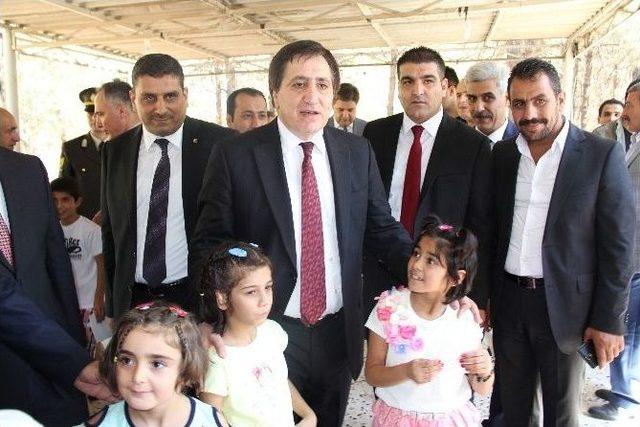 Protokol, Şanlıurfa da Kimsesiz &Ccedil;ocuklara Har&ccedil;lık Dağıttı 1